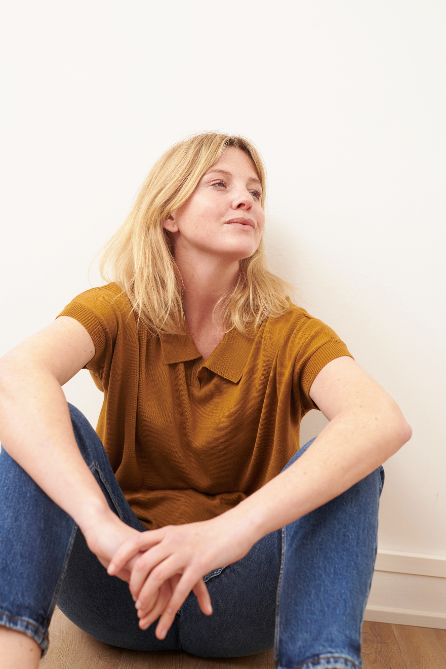 Poloshirt AMELIE aus Baumwolle Vorderansicht mit Polokragen an Model in der Farbe coffee