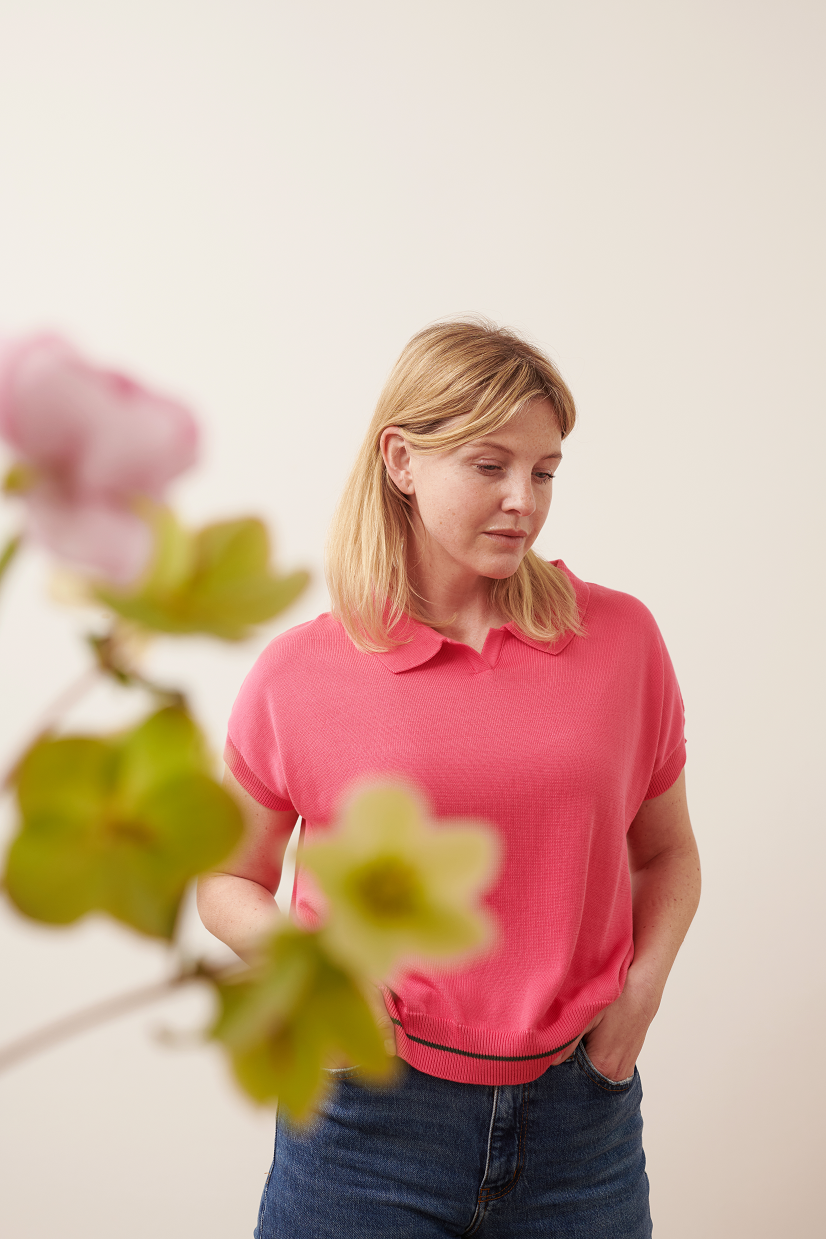 Poloshirt AMELIE aus Baumwolle Vorderansicht mit Polokragen an Model in der Farbe pink